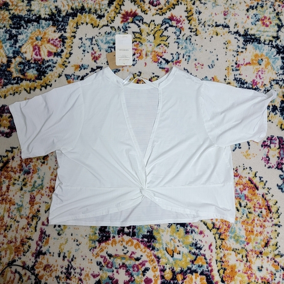 NWT Fabletics Womens White Eco-Conscious Twist Back Short Sleeve Tee Sz 1X Crop - Picture 3 of 10